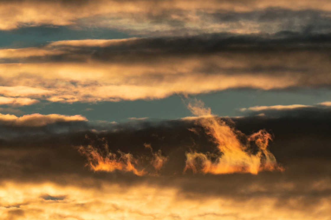 Irizáló felhő naplemetében